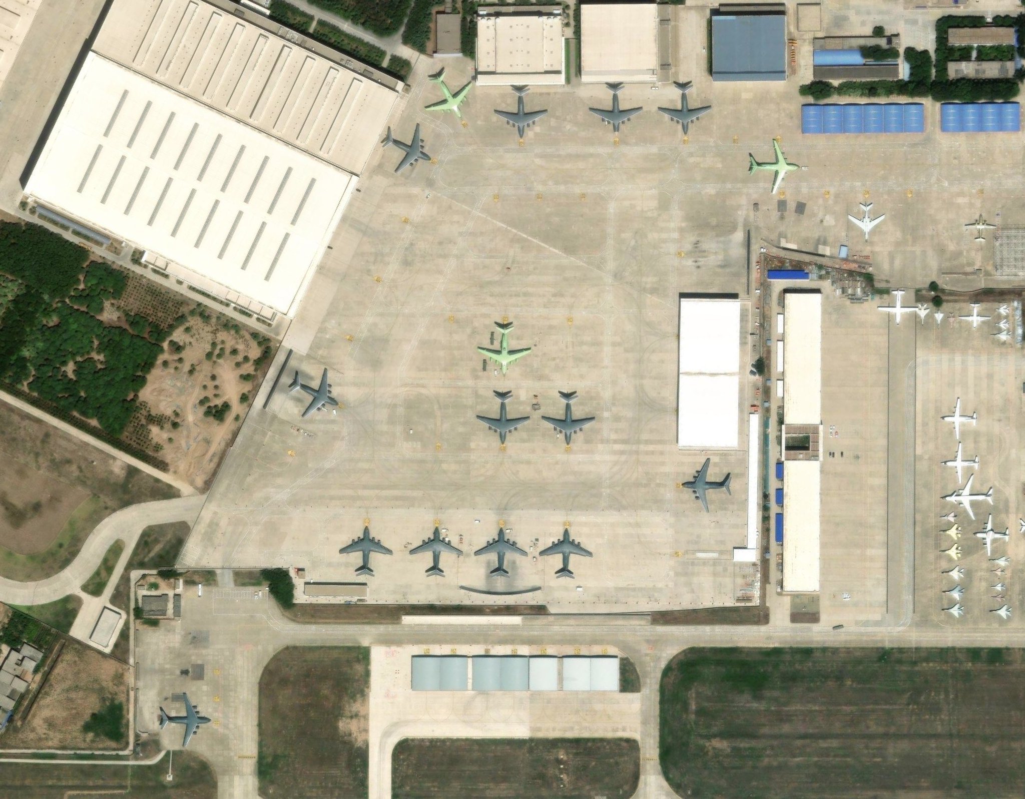 25年年中东大某地卫星图，来自Googleearth图中17架Y20中只有一