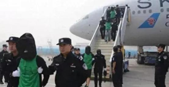 新加坡联合早报12月4日晚报道：“中国大陆公安未事前通报，便以小三通金厦航线将多