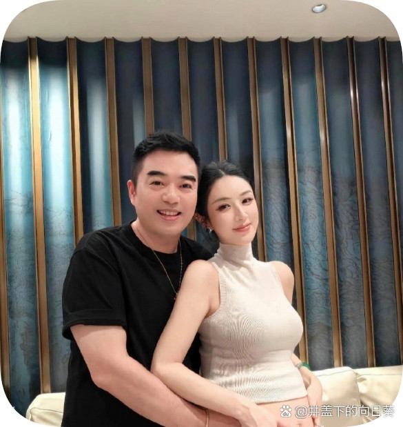 41岁的薇娅分享了二胎孕肚照，照片中她老公从背后抱着她，二人尽显恩爱。