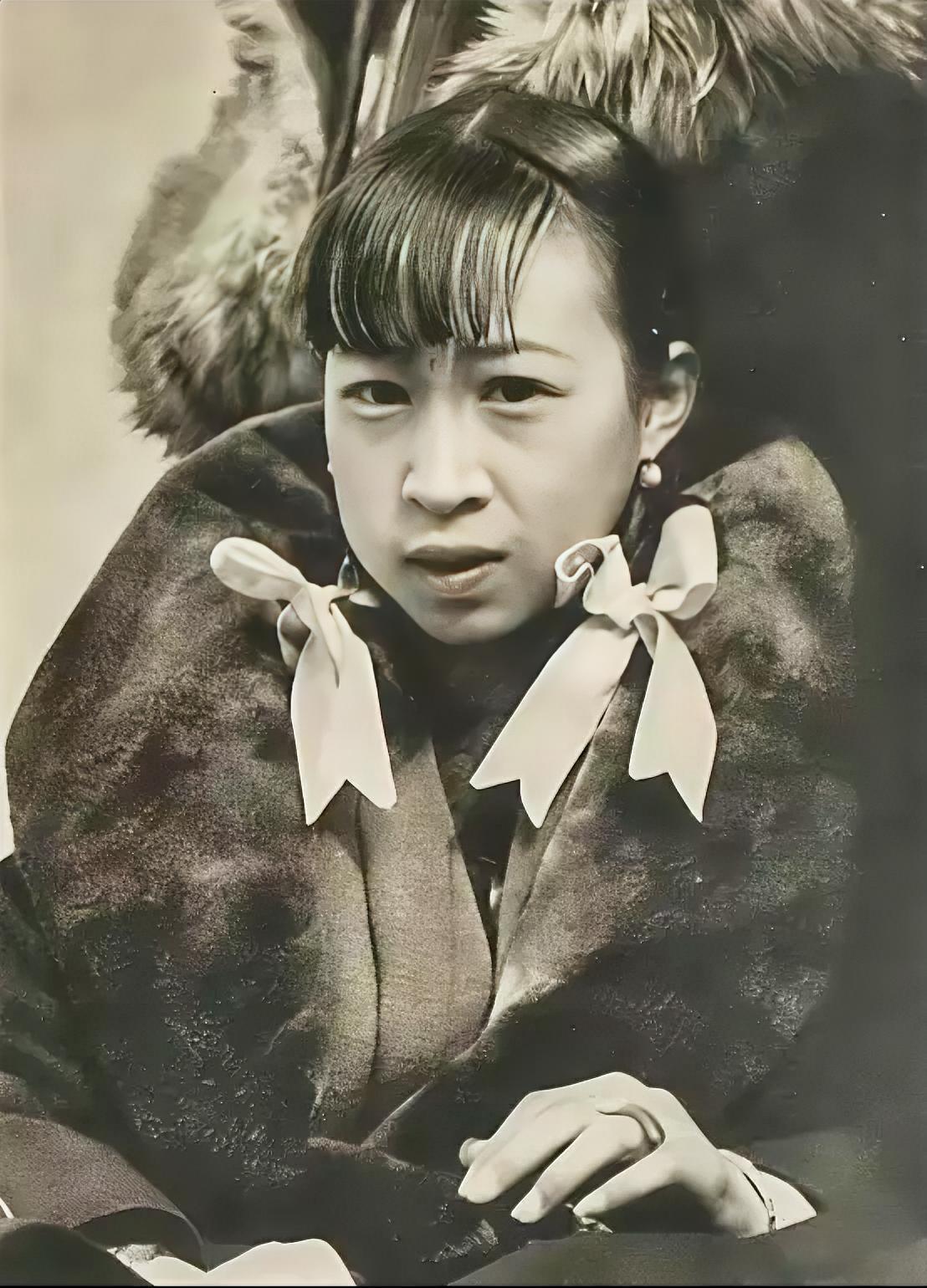 1945年，杨森最漂亮的九姨太蔡文娜正要上床睡觉，突然发现20军军长夏炯出现在了