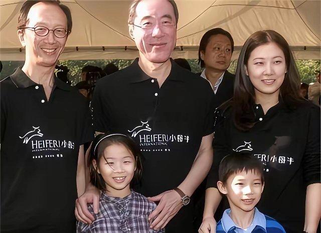 74岁梁锦松与48岁伏明霞久违同框23年老夫少妻恩爱如初