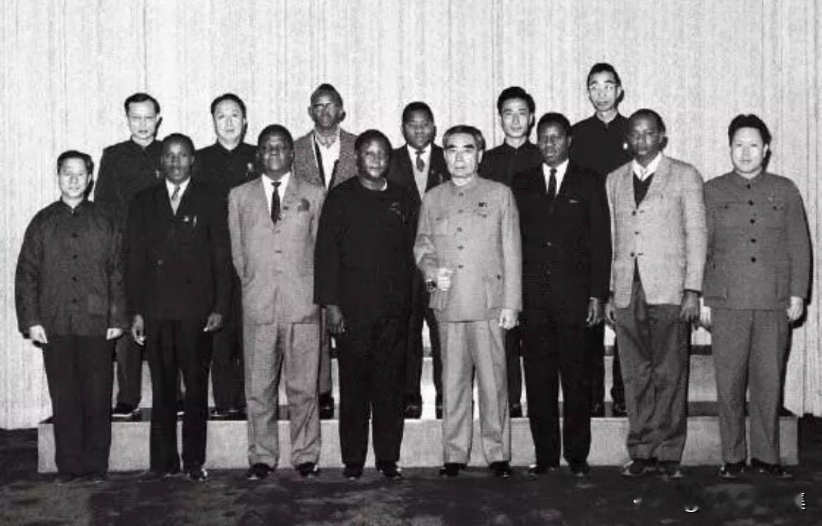1967年，周恩来总理接见坦桑尼亚卫生代表团的历史瞬间。照片后排左二那位陪同的，