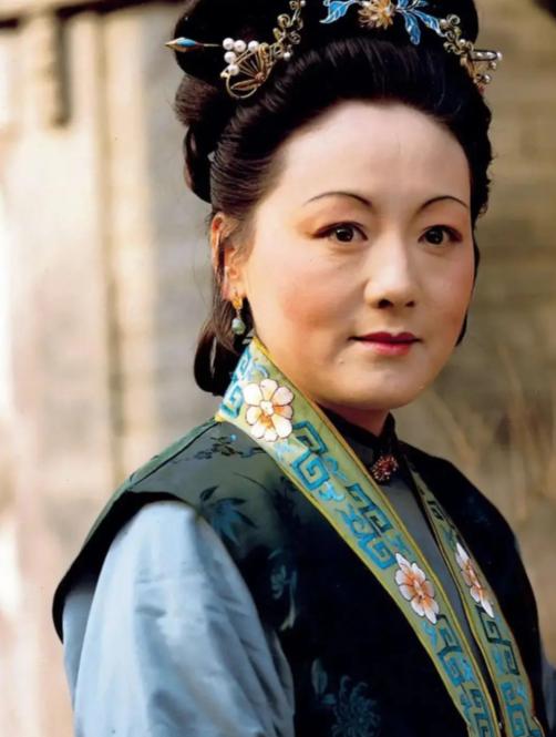 很多人看过87版《红楼梦》，记得周瑞家的这个角色，却不知道演这个角色的孙彩虹