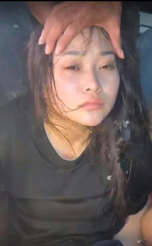 柬埔寨木牌一女子劫走6劫囚案告破总共7名嫌疑人均在当天落网女囚犯这样的模样