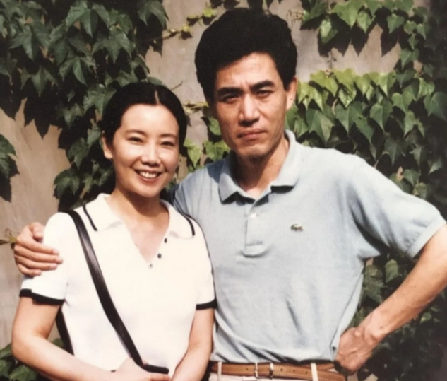 当年，陈宝国当着全班同学的面霸气地说:“赵奎娥是我的，谁也别跟我抢。”同学们笑他