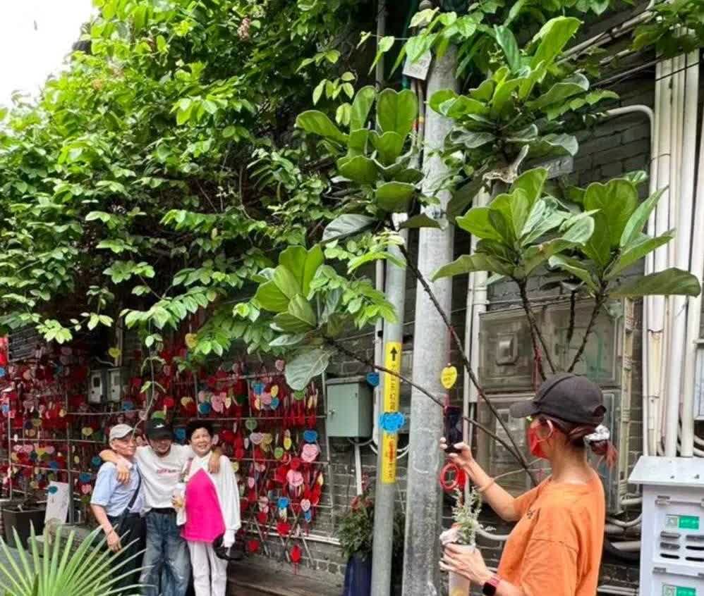蔡少芬一家珠海度假，当公婆面与张晋搭肩搂腰好甜，41码大脚抢镜