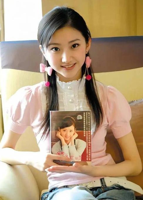 2004年，年仅16岁的景甜放学后，经常有一辆车牌尾号为9988的豪车前来接送。