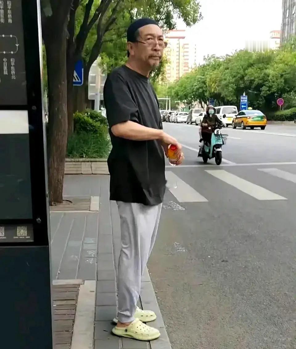 曾经也是红极一时的男演员，现在退休后也不拍戏了，坐公共汽车也没人向他打招呼合影。