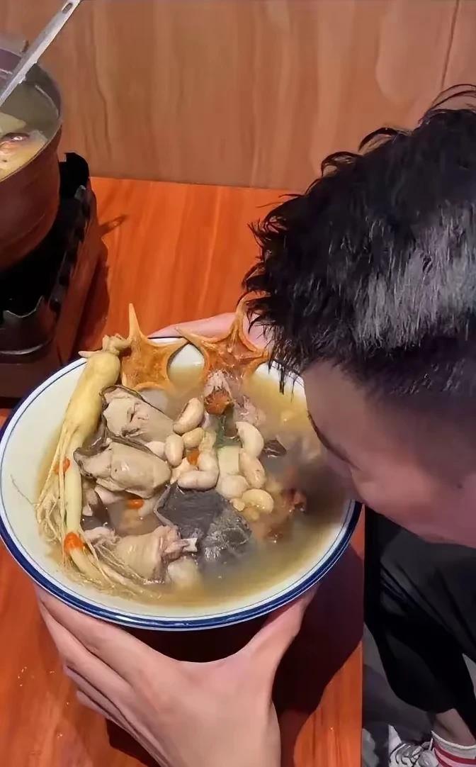 这碗干下去，今晚不是牛死就是田平[捂脸哭]