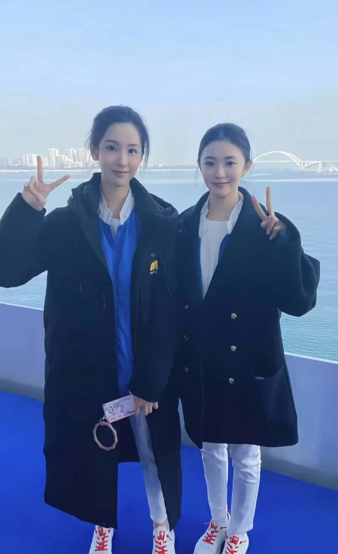 这2位女明星，你们选择谁。
