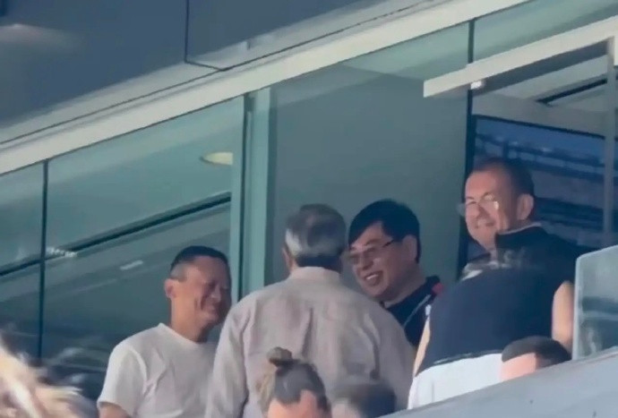 马云现身世界杯决赛看台马爸爸笑起来还是那么迷人，也许是因为他多财多亿的原因吧