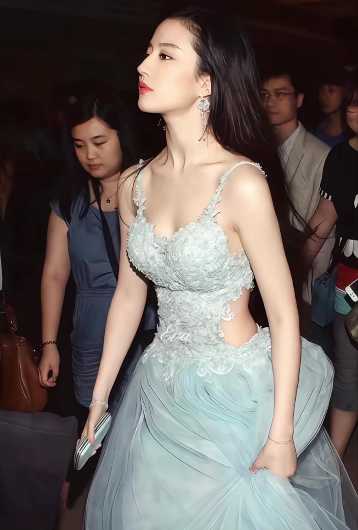 她到底是怎么长得，除了脸身材也特别符合对少女的解读，纤细又不干瘪每处都恰到好