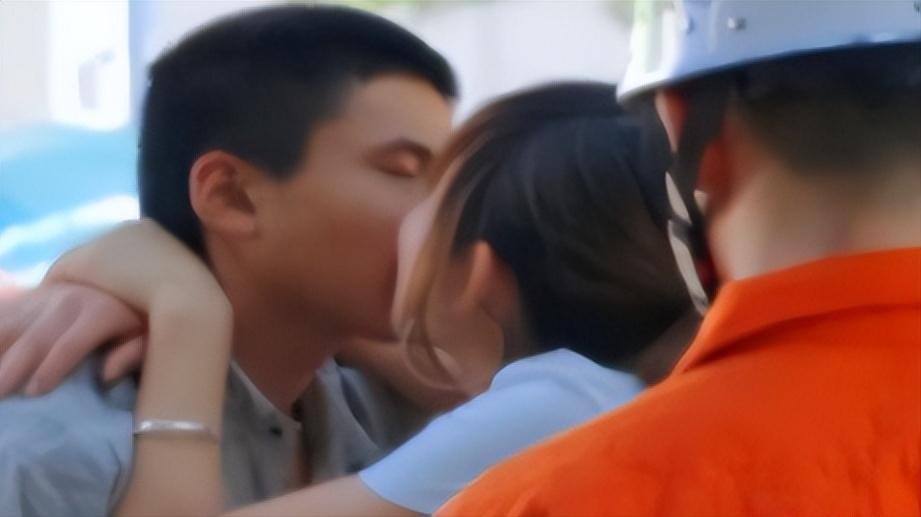 2011年，深圳一名才16岁的男孩欲跳桥自杀，被一名过路的19岁女孩看到，她上去