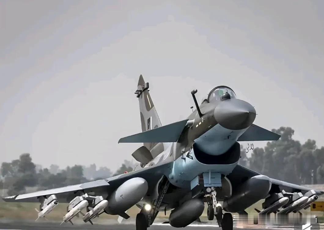 歼-10CE出口实在太火啦！它可是中国自主研发的杰出成果。早期歼-10性能有限，