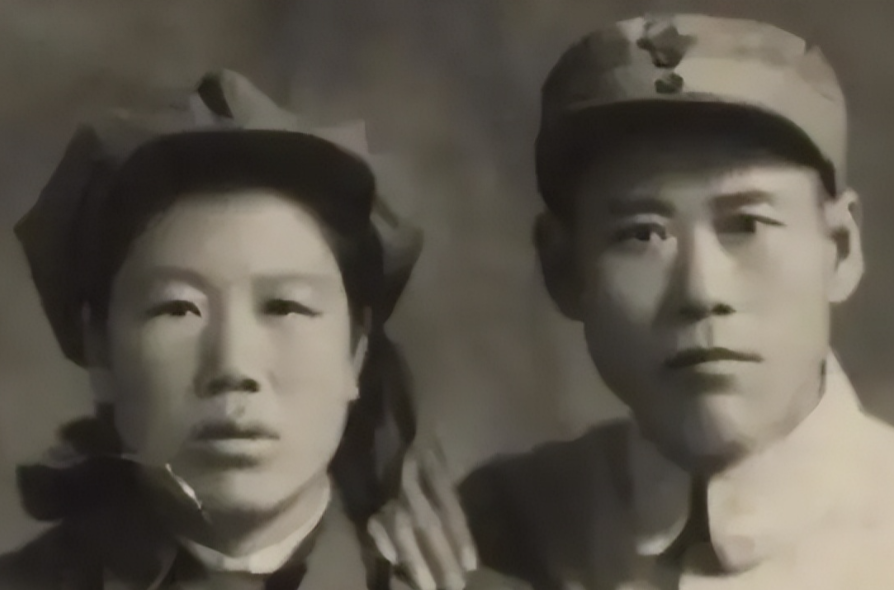 1939年，一位妇女为躲避国民党追击，抱着九个月大的婴儿在树林里狂奔，眼看敌人就
