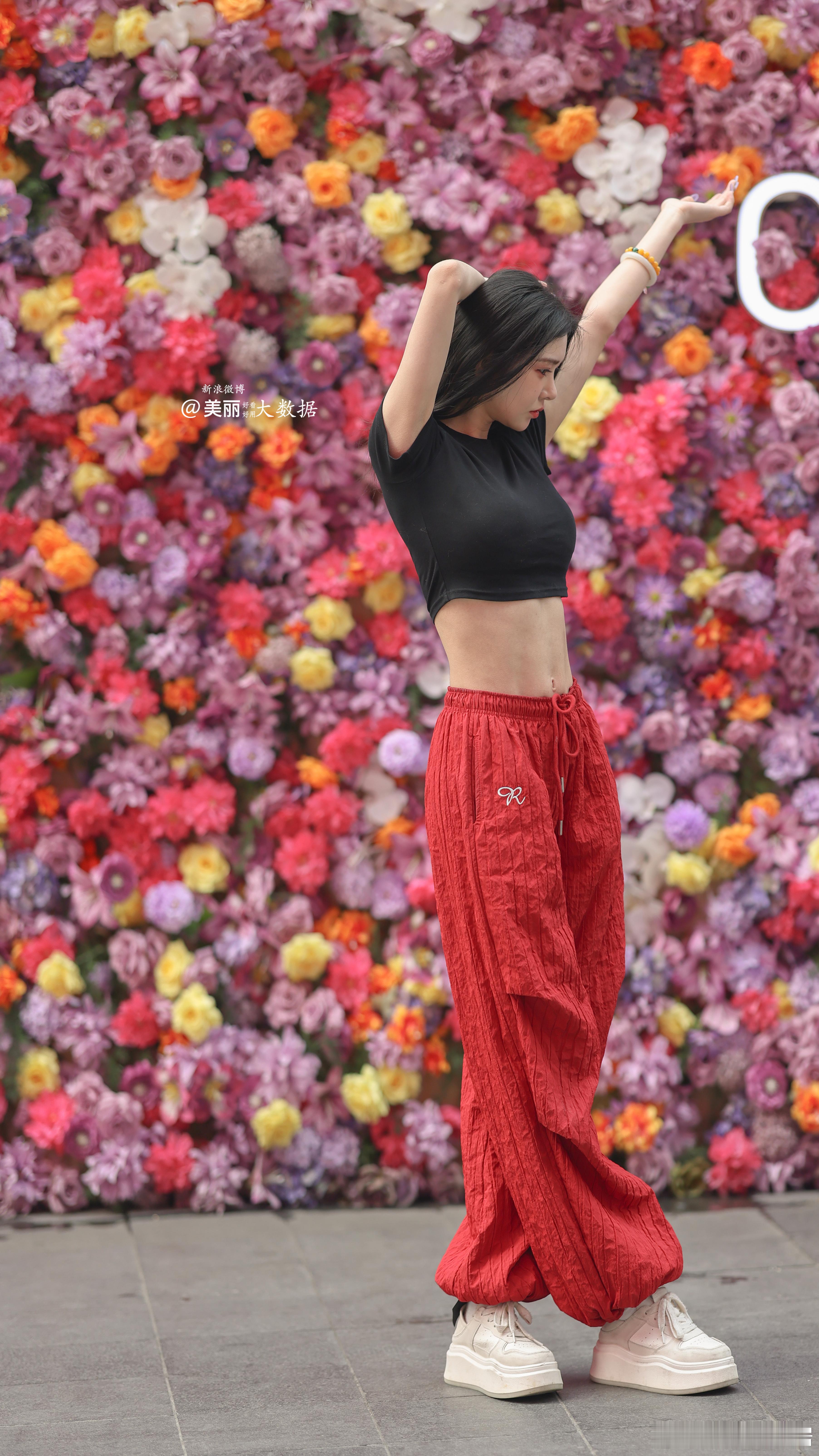 嗯，没想到这座花墙，本来是装修遮丑用的，现在成了打卡点。。​​​