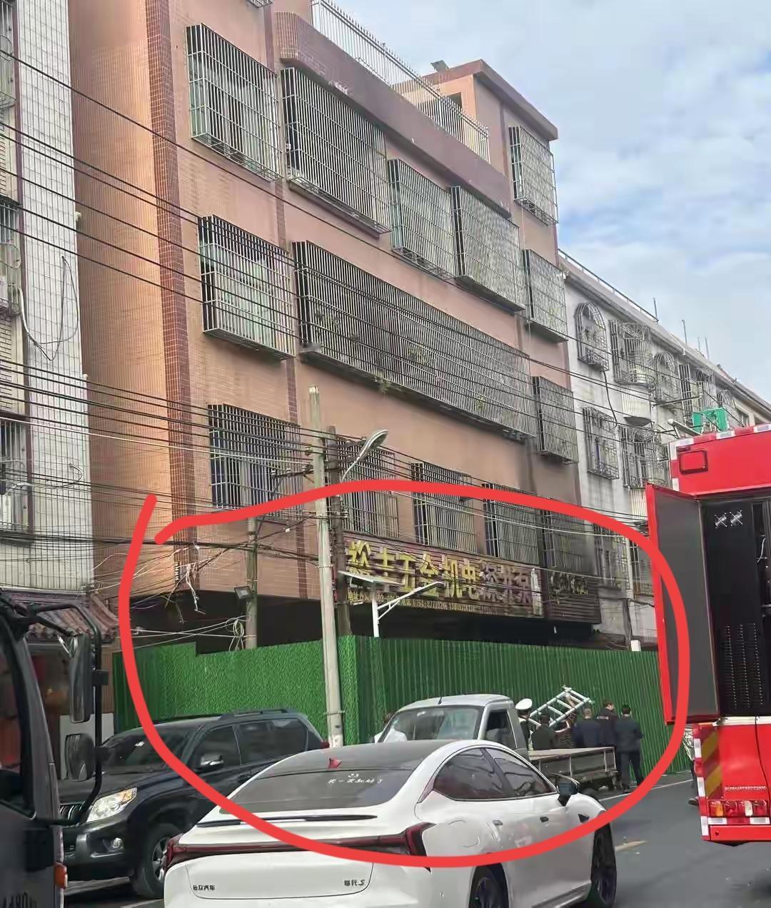 汕头出事的五金店已经围起来了！有消防的朋友说，很多人不知道，裕丰五金店和香港大埔