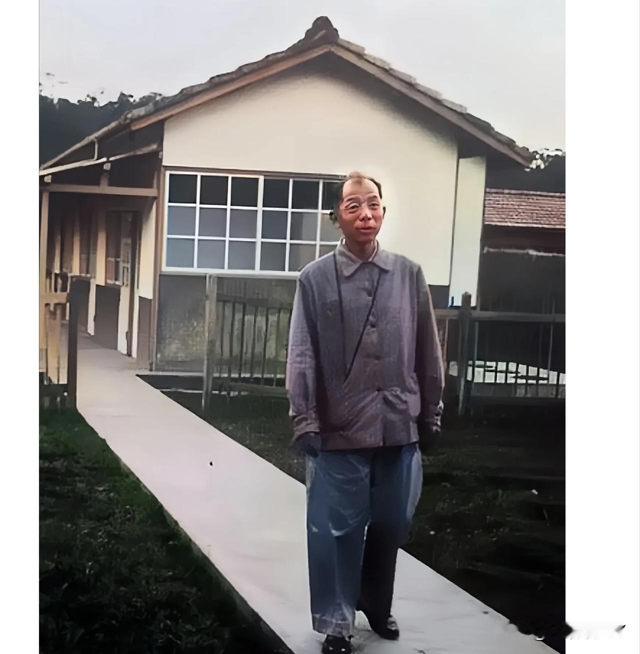 这张照片实在太珍贵了，看看幽禁在台湾时期的张学良吧！这并非演戏，也不是某演员所饰