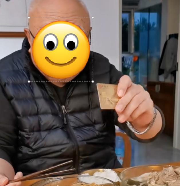 我老伴走了5年，儿女都在外地工作，我一个人住在老房子里，每个月有四千多的退休金，