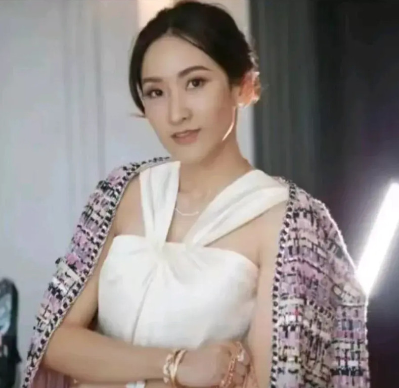 佩通坦钦那瓦的姐姐萍通塔西那瓦，真的比佩通塔还漂亮。他信的大女儿，集美貌财富于一