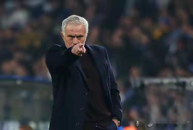 皇马2-4输给本菲卡的这场球，透着股说不出的怪。皇马看着就不想赢，本菲卡呢，像是