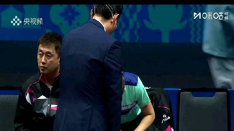 陈梦女单夺得铜牌后，有个细节不得不说。刚打完铜牌战，她累得快瘫了，但裁判一喊签字