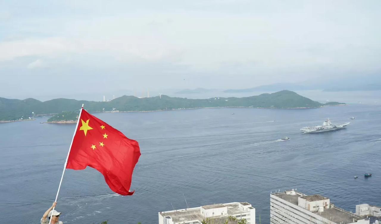 听说全香港都在找这个大哥！昨天山东舰到访香港时，有人在附近的玉桂山上挥舞五星红