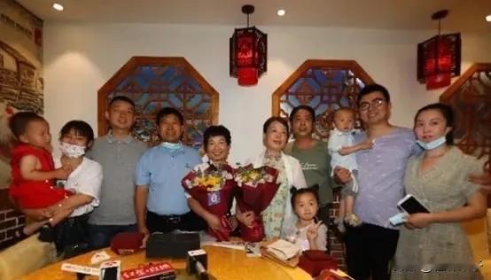 老杜到底给郭V办了几个户？也许连老杜自己也说不清楚。倘若能说清楚，也不至于