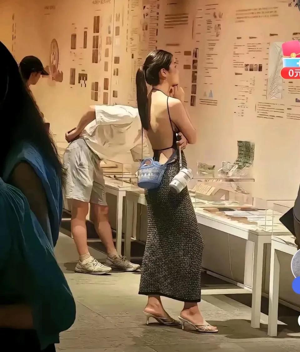 话说女性穿衣都这么自由了？女性不被束缚时代来临了吗？这是该提倡还是该反对？
