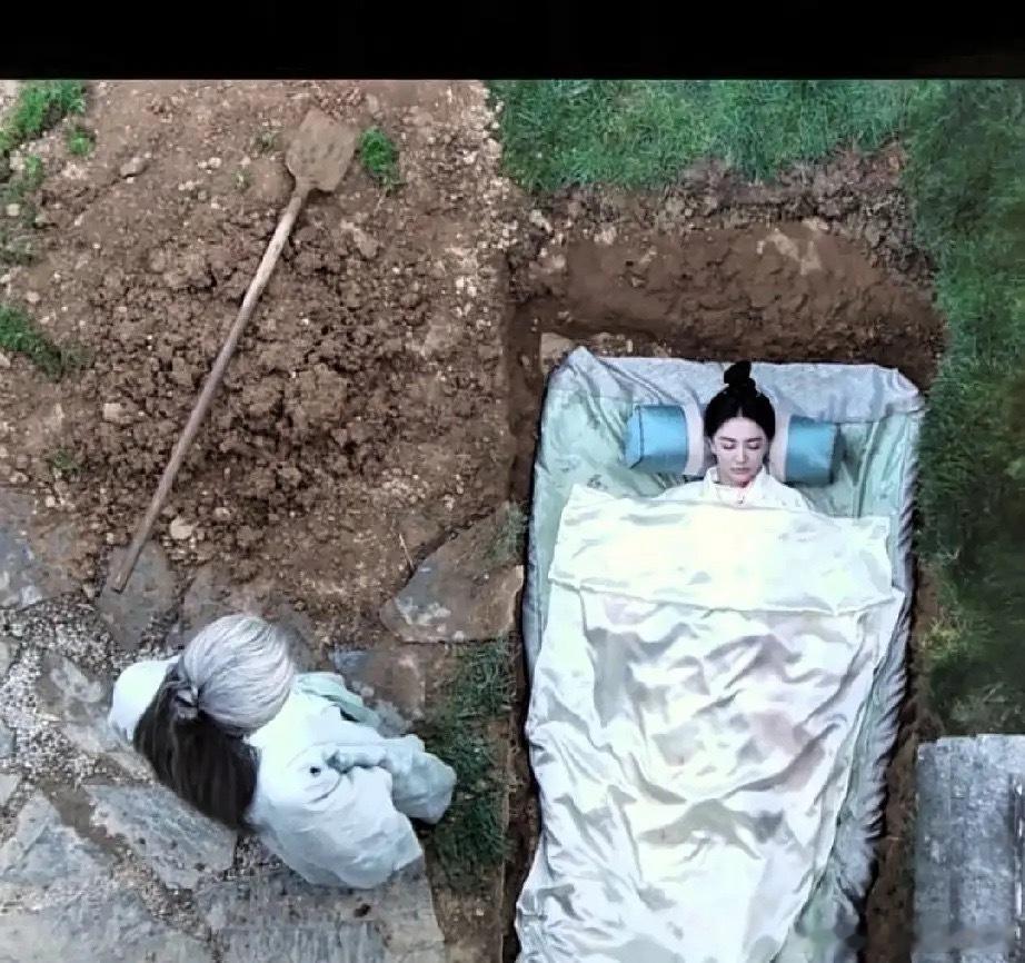 《长安二十四计》白菀的埋古之地有干净的被褥有厚厚的毯子，她躺在里面就跟在家睡觉一