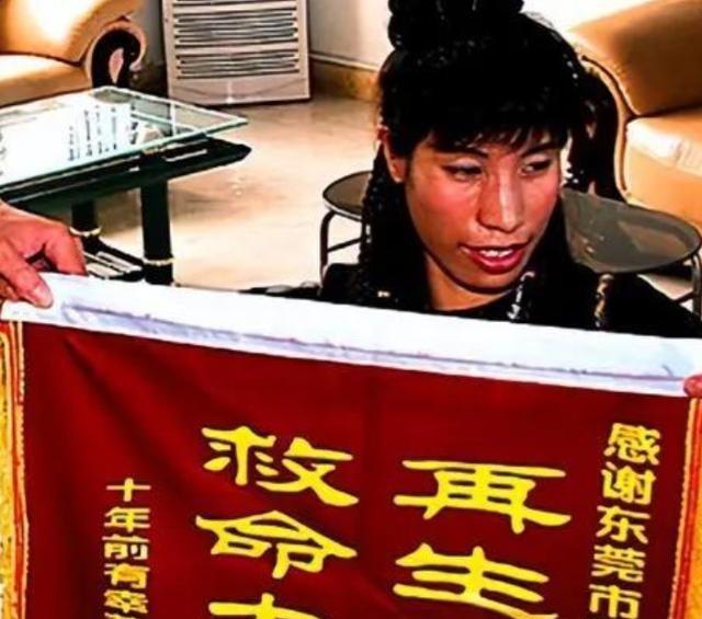1995年，东莞市殡仪馆内送来了一具已经开始发臭的女尸。火化工人何亚胜正准备把她