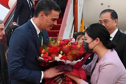 欧洲清流桑切斯抵京！有风骨更有魅力，敢对霸权说不西班牙首相桑切斯，今天（4