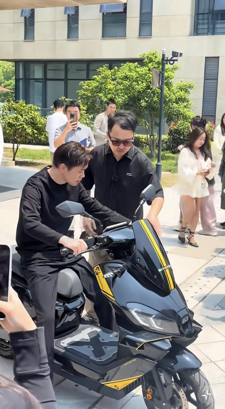 5月11日，追觅老板俞浩在子公司试驾首驱电动车，坐在电动车上特别像是普通人，不像