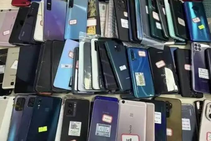 很多人都以为，街边摆摊回收旧手机的，是拆零件提炼黄金。可真相完全不是大家想的那样