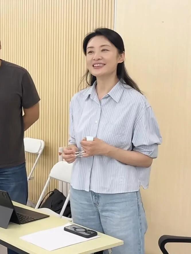 周涛这套造型，把70后女性的优雅松弛感演绎得淋漓尽致。浅蓝条纹衬衫自带清爽