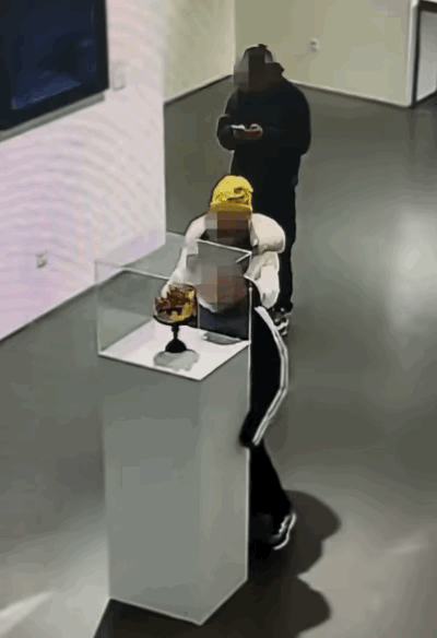 12月13号，坐拥千万粉丝的博主张某某发了个视频，说自己4斤重的黄金凤冠在免费展