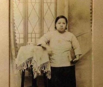 1914年的时候，就是写《金粉世家》的那个张恨水，他被家里人逼着结了婚。其实他心