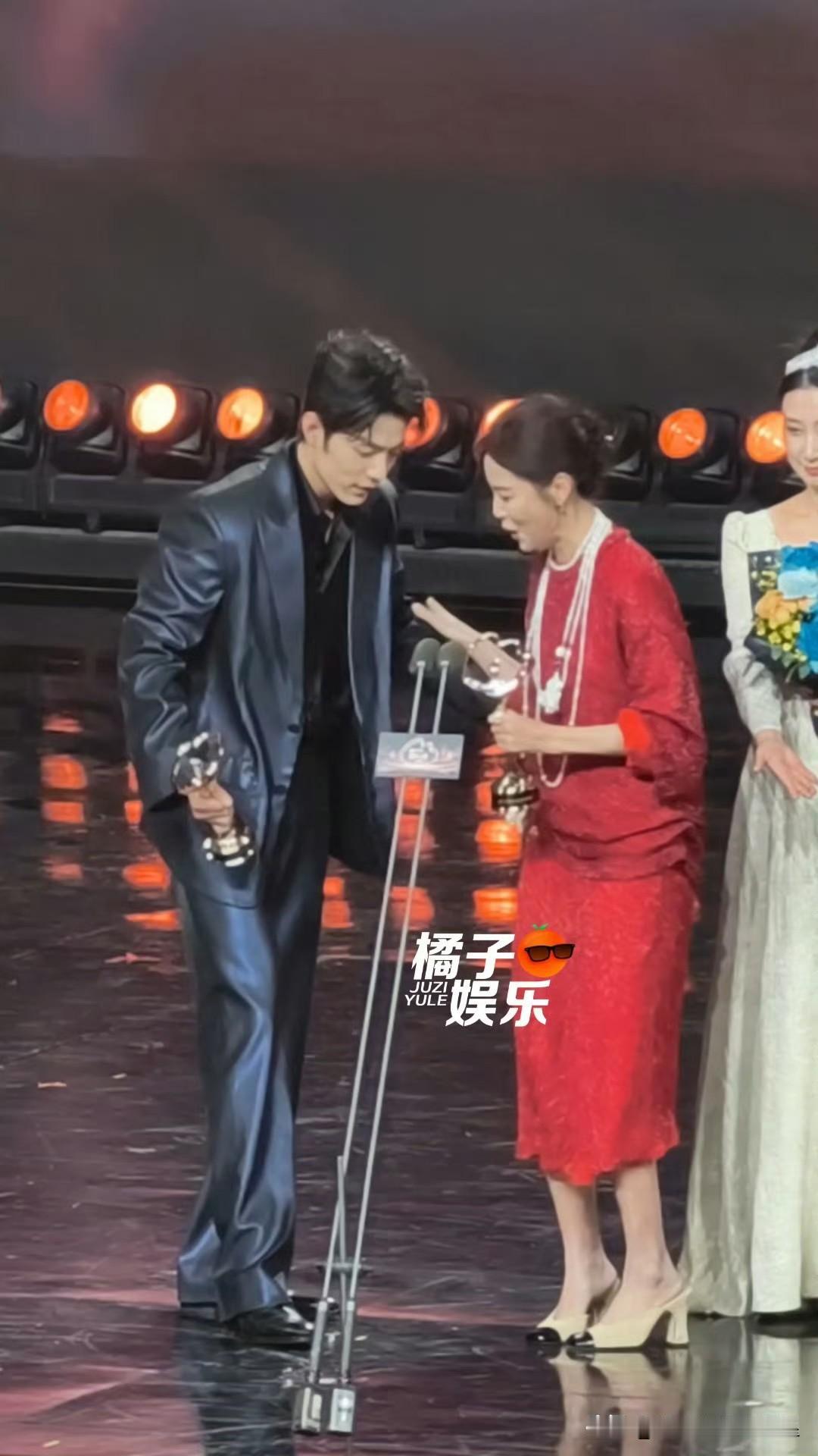 经典老番之肖战微博之夜让C哈哈哈哈哈战：蕾姐你站你站肖战辛芷蕾让C​肖