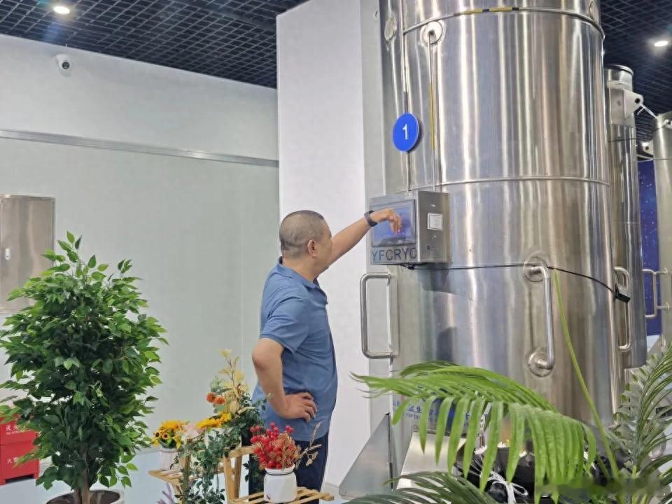 中国首例冷冻人8年后怎么样了8年前，肺癌晚期的展文莲被医生宣判“死刑”，桂军民