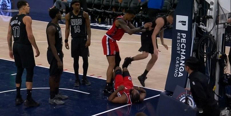 科林斯误会了啊！第三节9分59秒，哈登快攻上篮时被杰明犯规，有点失去平衡，后