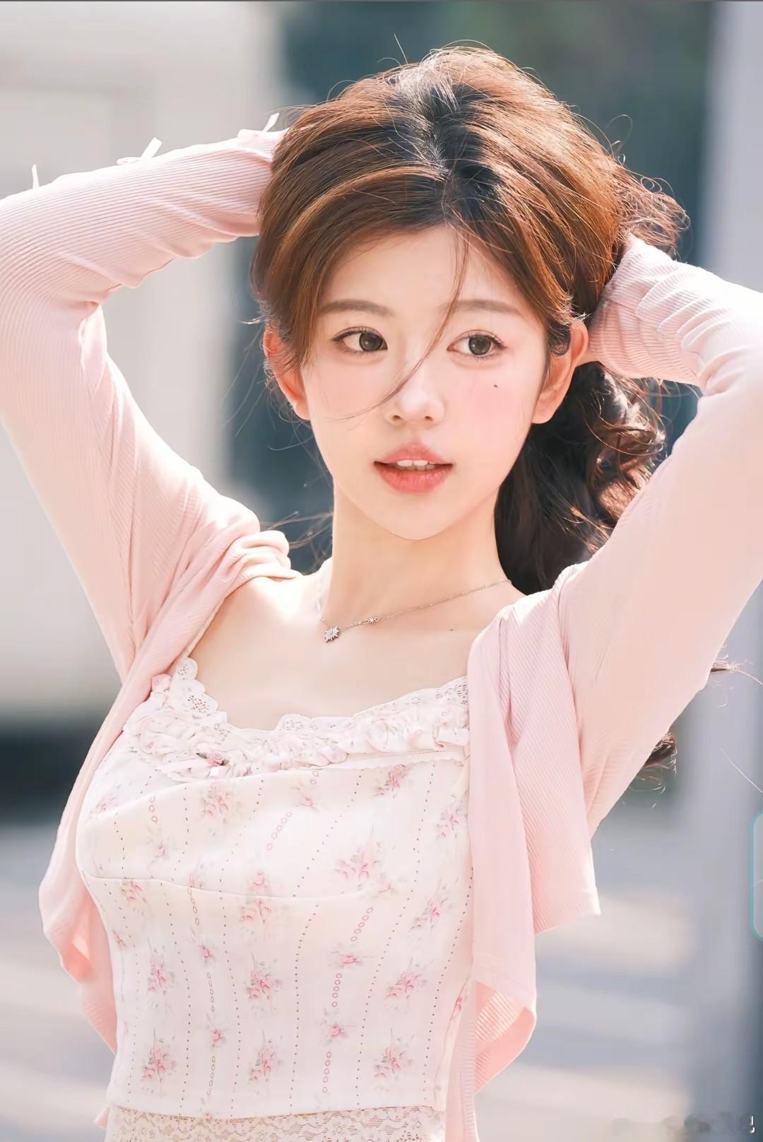 清纯女孩气质穿搭街拍