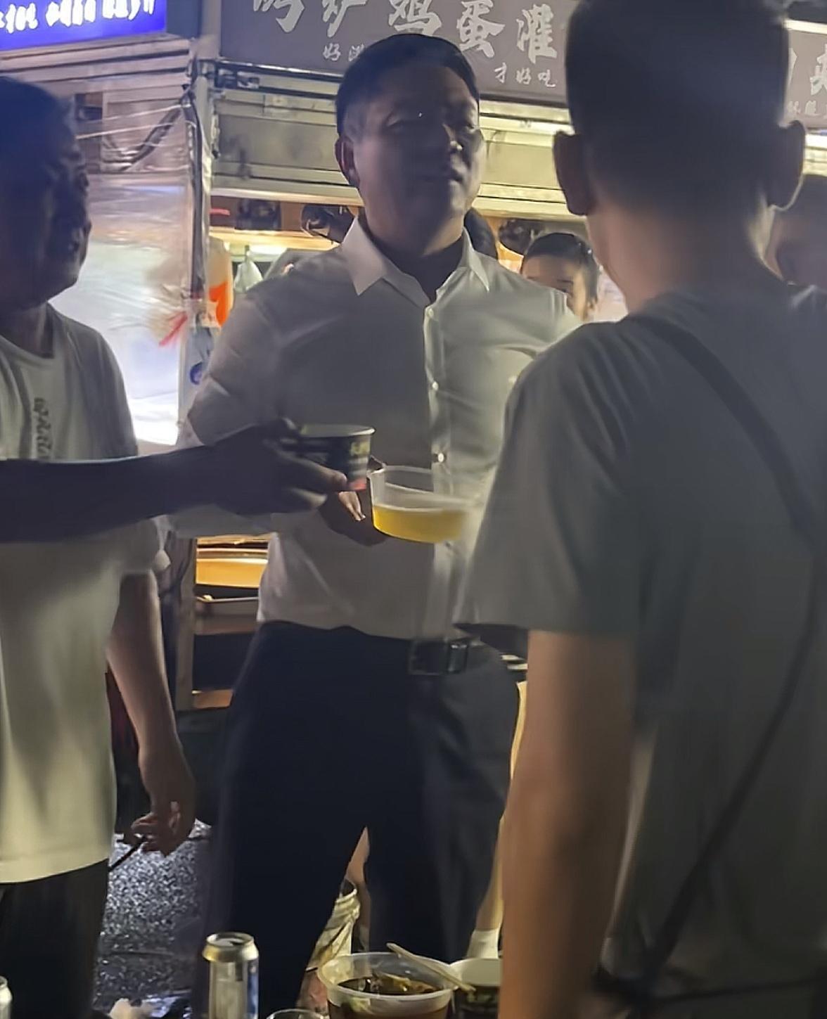 刘强东出门怎么保镖都不带，没见过哪个世界500强的老板这么逛夜市的，还在那用外卖