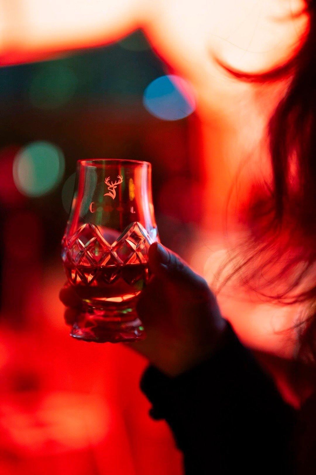 【适合男生装逼的10大的爱好】1.威士忌/单一麦芽品鉴装逼指数：★★★★★核心要