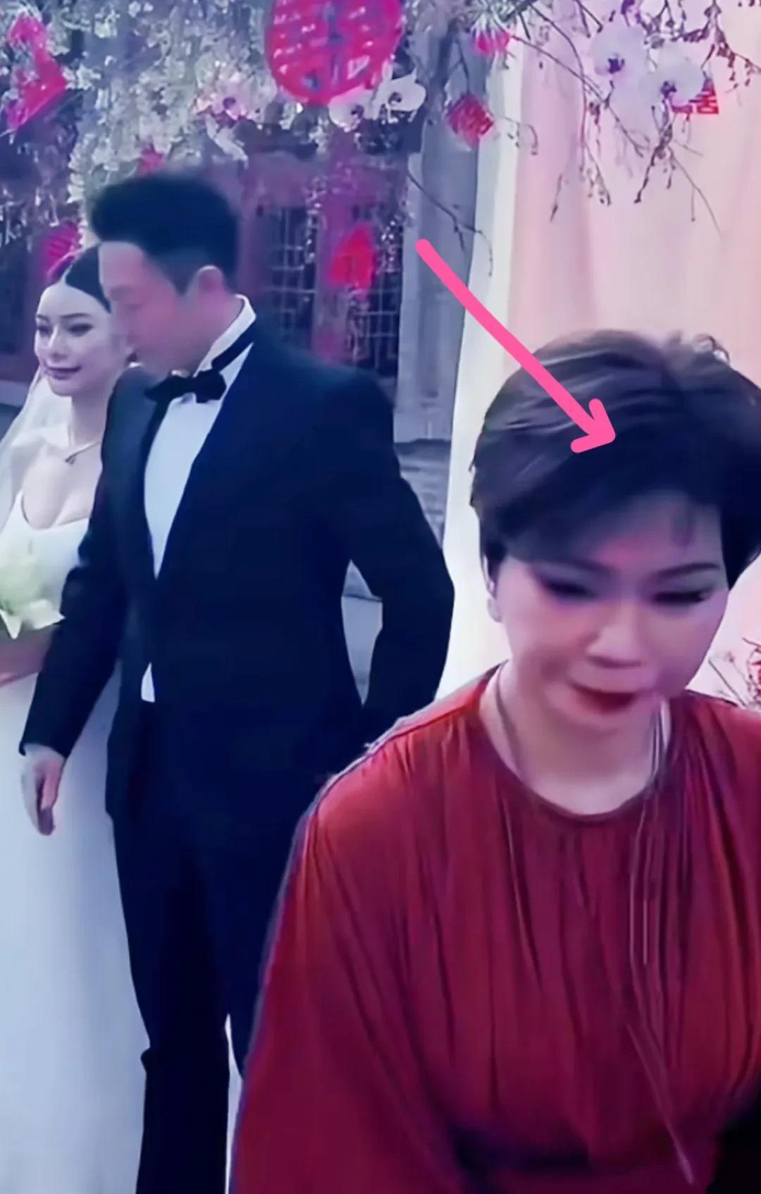 马筱梅妈妈在女儿婚礼现场真低调，场外低着头匆匆走进内场，场内陪女儿走向女婿时，还