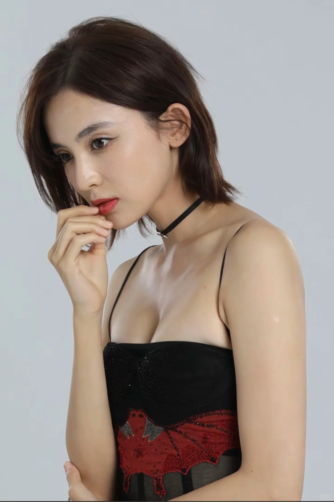 古力娜扎以前年轻的时候，身材真的非常有料！尤其是上围曲线，丰满傲人...