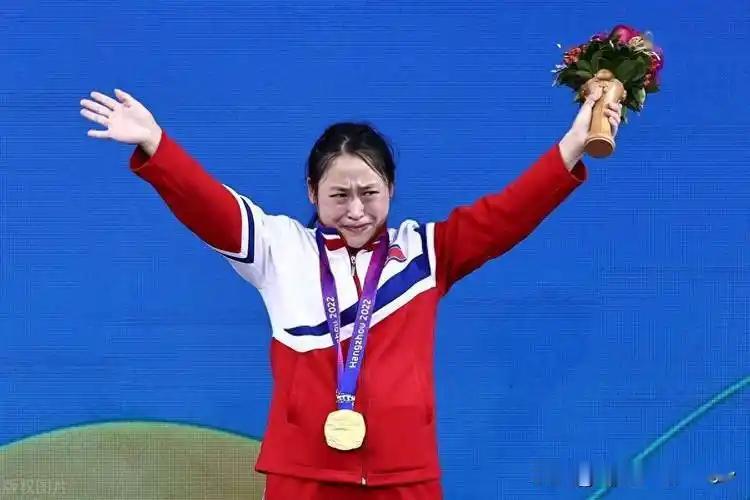 亚运赛场出现震撼场面！女子举重49公斤级决赛中，朝鲜名将李盛金以压倒性优势打