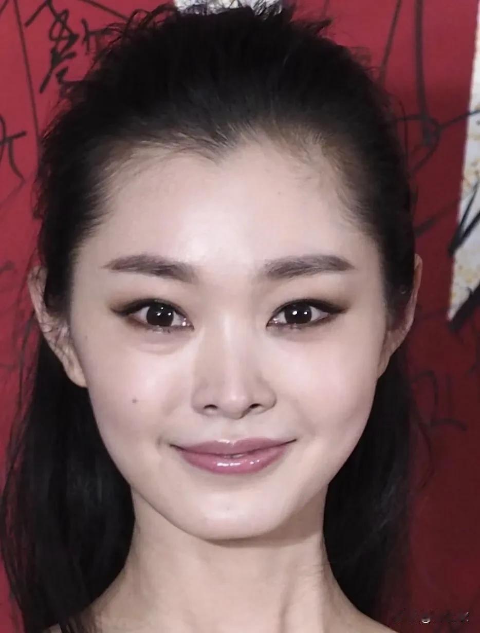 宋轶的长相可不普通，虽然很多人欣赏不来她的长相，甚至表示她的长相一般。但有网