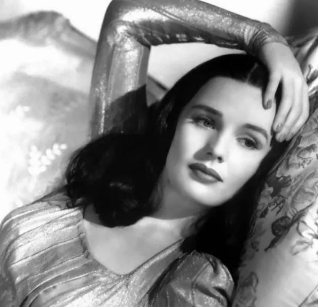 “她疯了吗？”1942年，一好莱坞女星赤裸上身在街上狂奔，警察逮捕她时，她拼命反