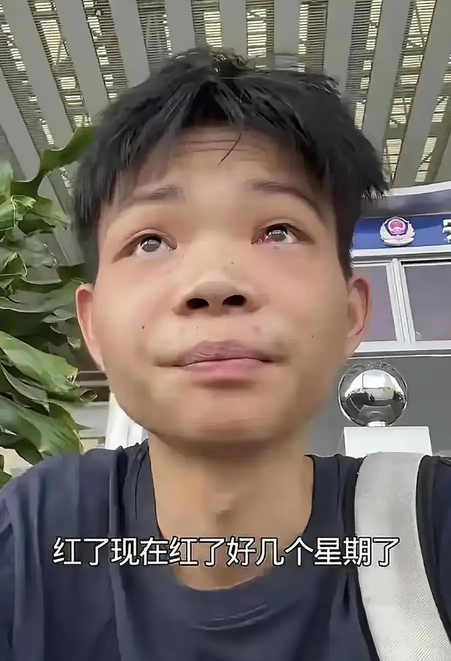 凌晨四点，深圳的天还黑着，小陈的烤鸡摊子已经烧起了火。荔枝木噼啪作响，油脂滴下去