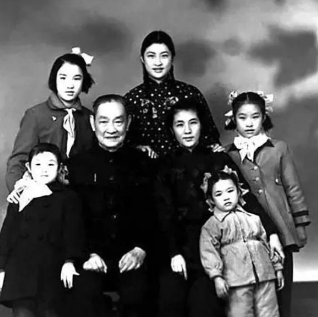 1936年，一个17岁的少女嫁给54岁老头，婚轿上她边哭边骂，婚后却主动怀孕16